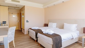 Hypo-allergenic bedding, minibar, in-room safe, desk - Holiday Inn Belgrade by IHG (Belgrade)