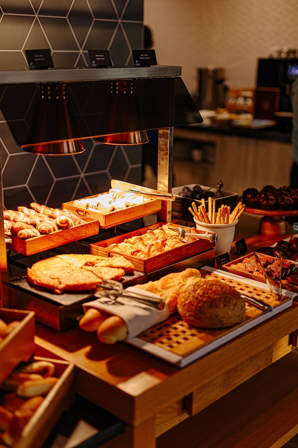 Petit déjeuner continental (20 EUR par personne)