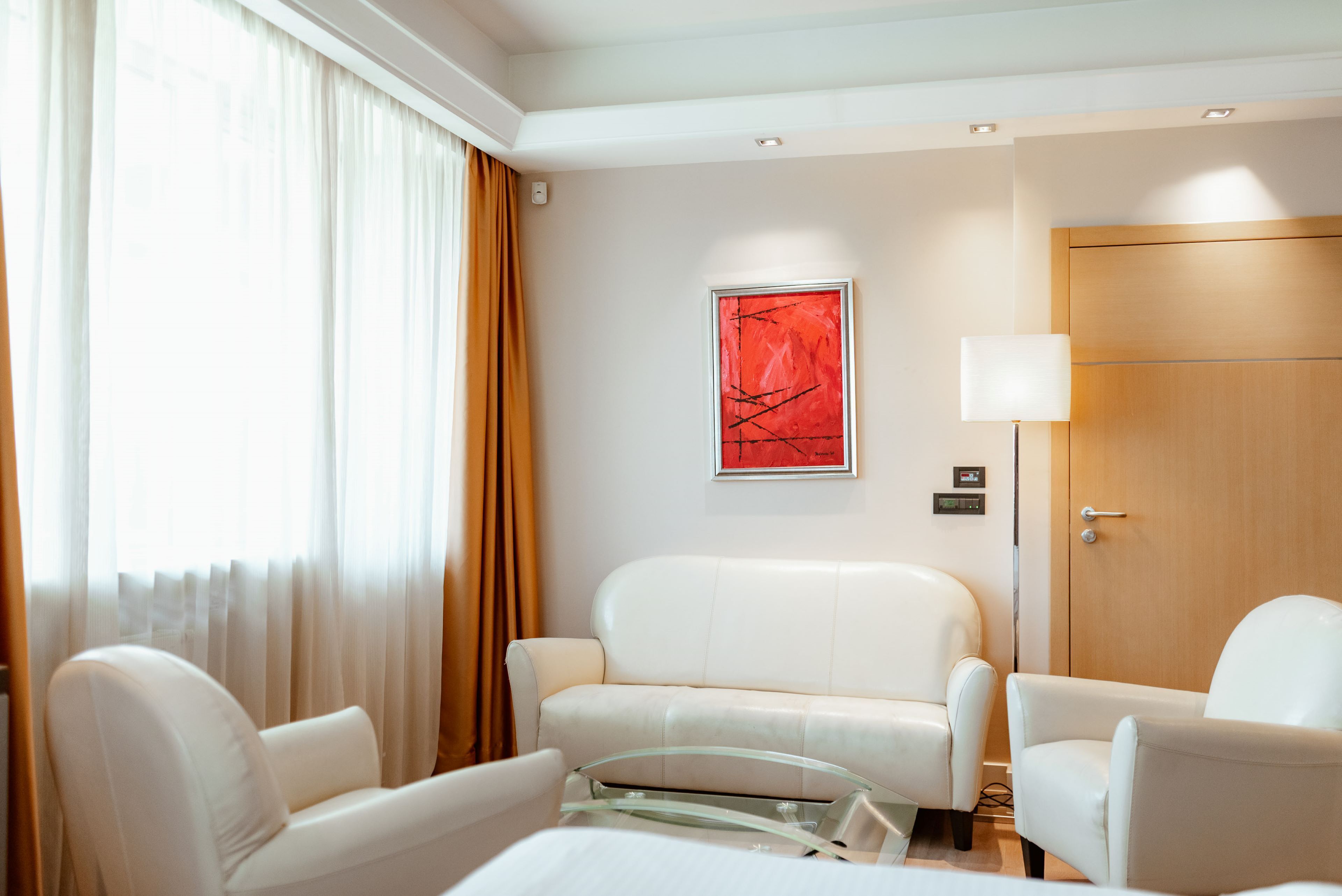 Suite, 1 kingsize bed | Hypoallergeen beddengoed, een minibar, een kluis op de kamer, een bureau