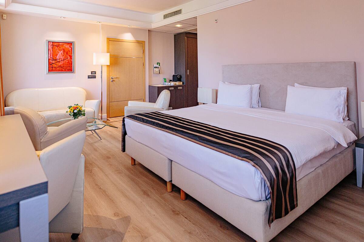 suite, 1 king bed | hypo-allergenic bedding, minibar, in-room safe, desk