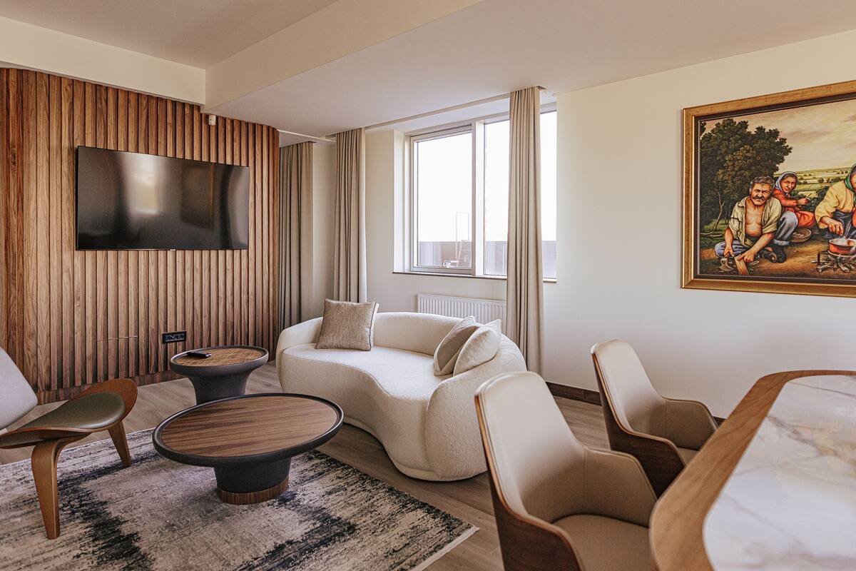 Sviitti, 1 suuri parisänky, sauna (Living Room) | Allergiatestatut vuodevaatteet, minibaari, tallelokero huoneessa