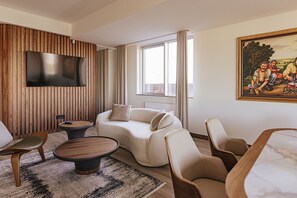 Suite, 1 très grand lit, sauna (Living Room) | Literie hypoallergénique, minibar, coffre-fort, bureau