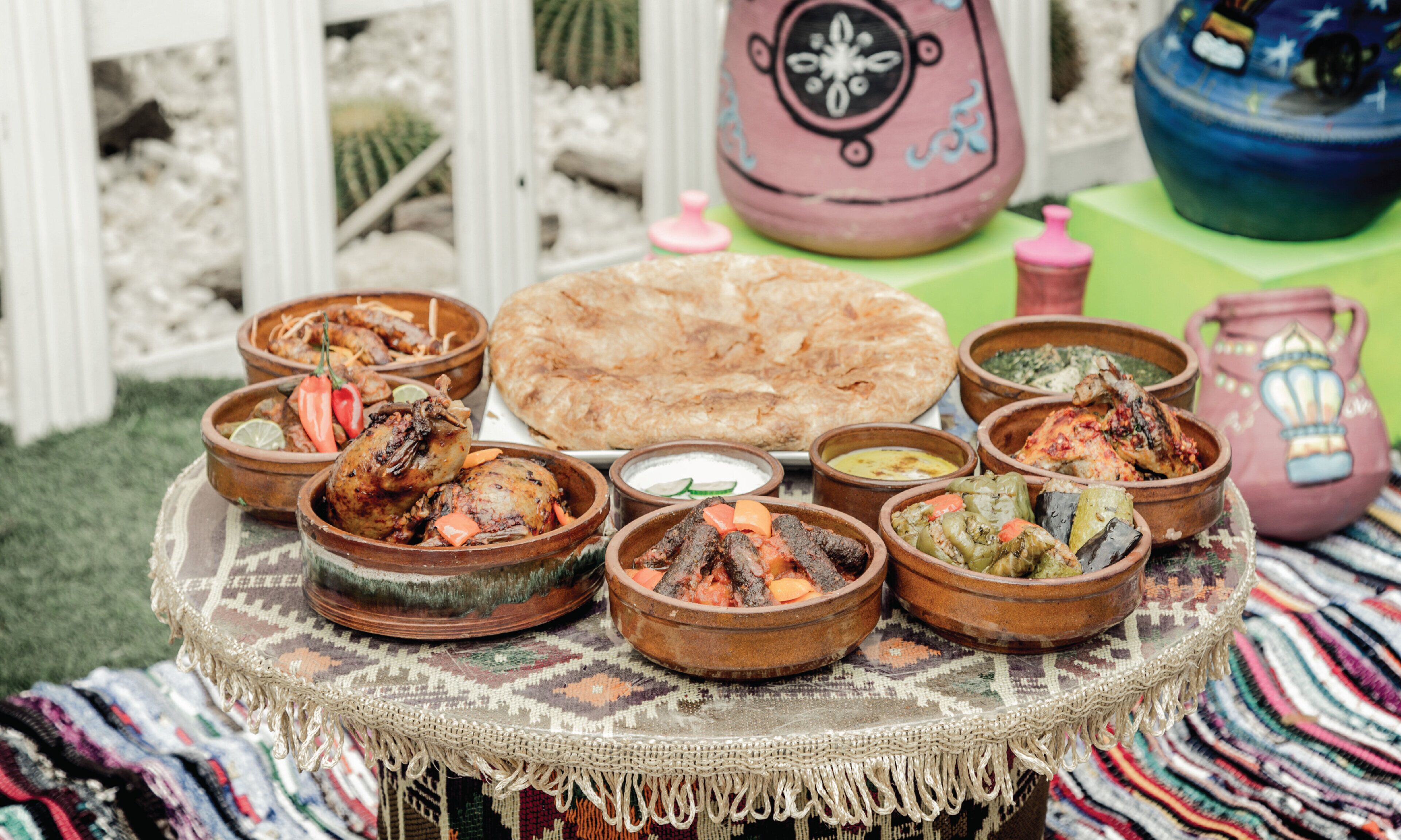 4 من المطاعم؛ يتم تقديم الإفطار، والغداء، والعشاء 