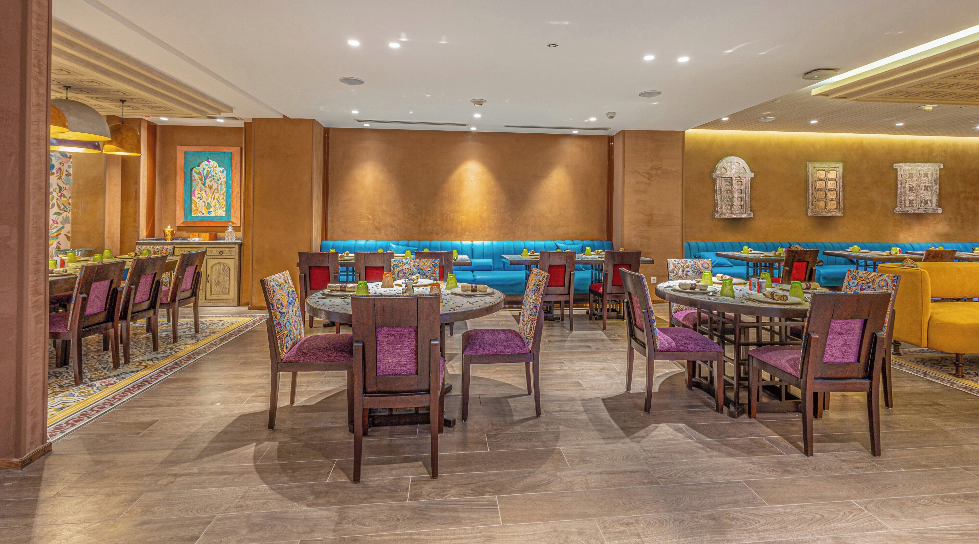4 restaurants; breakfast, lunch and dinner served 