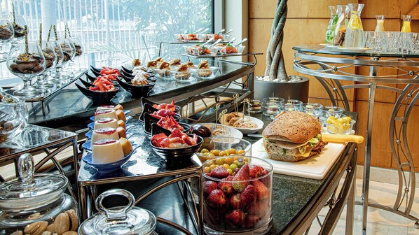 Un buffet proposant divers plats et un sandwich sur une table.