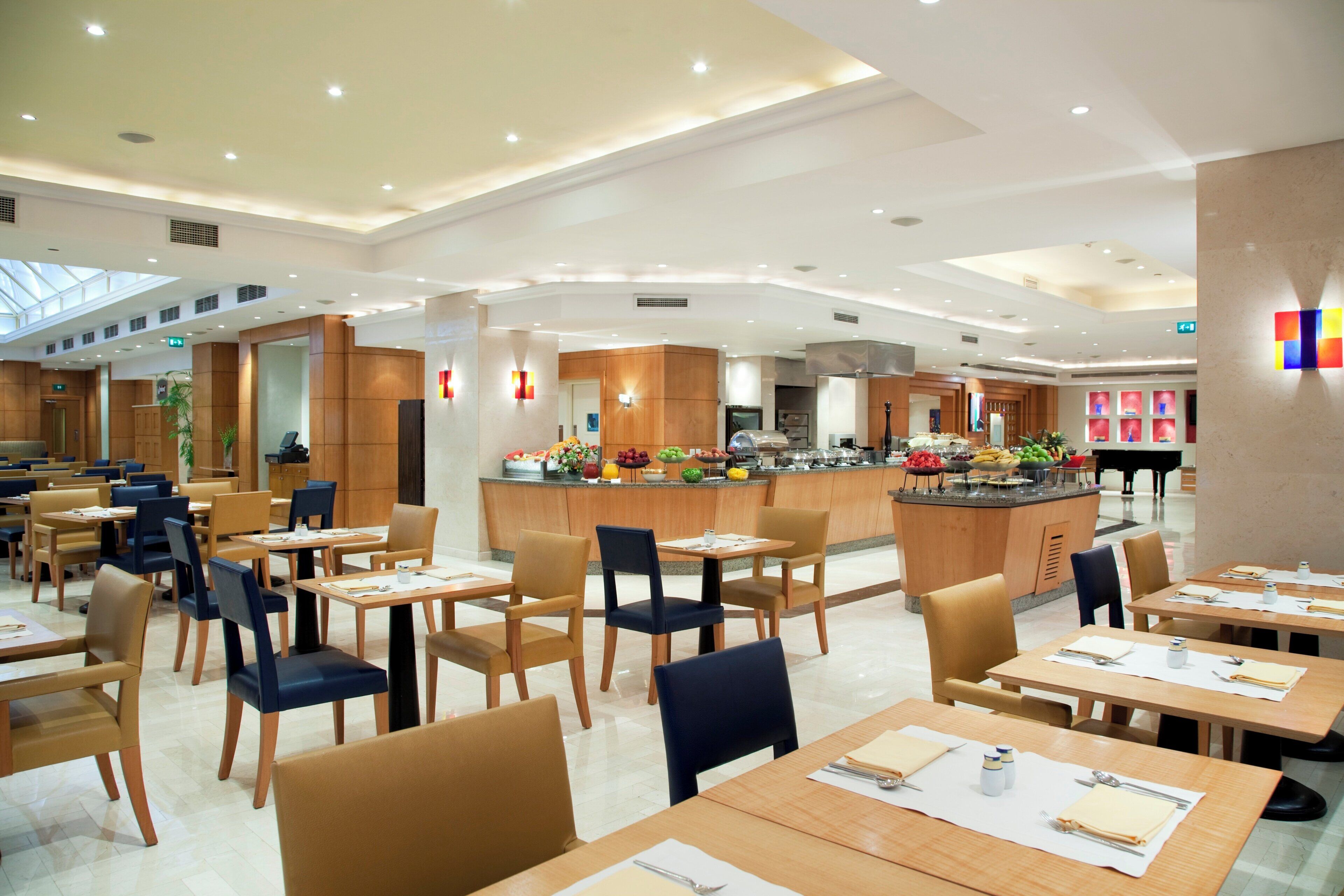 4 restaurantes; se sirven desayunos, comidas y cenas