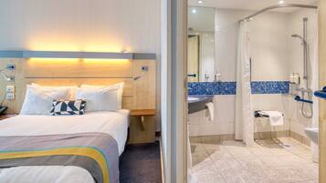 Escritorio, cortinas blackout y tabla de planchar con plancha