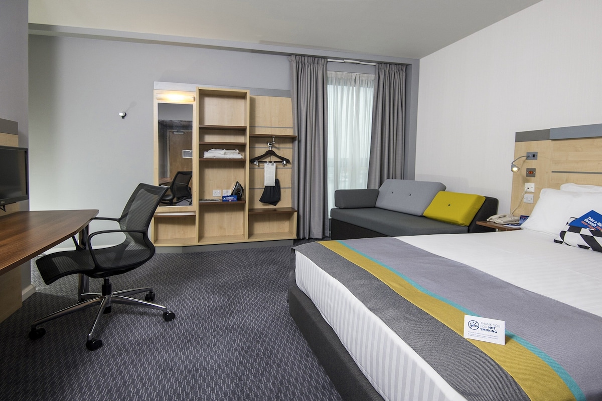 Standaard kamer, 1 tweepersoonsbed, toegankelijk voor mindervaliden | Een bureau, verduisterende gordijnen, een strijkplank/strijkijzer