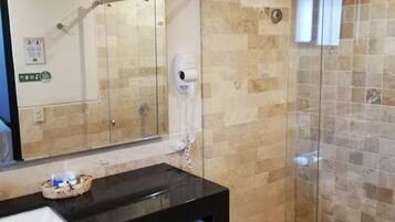 Une salle de bain moderne avec une douche à parois de verre, un meuble-lavabo noir et un miroir au-dessus du meuble.