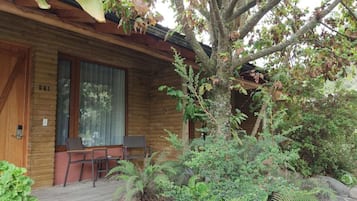 华丽客房, 1 张特大床, 热水浴缸, 泳池景观 | 2 多间卧室、免费 WiFi、床单
