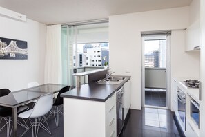 One Bedroom Apartment | Private kitchen | Full-size fridge, microwave, stovetop, dishwasher - Oxygen Apartments (Brisbane)