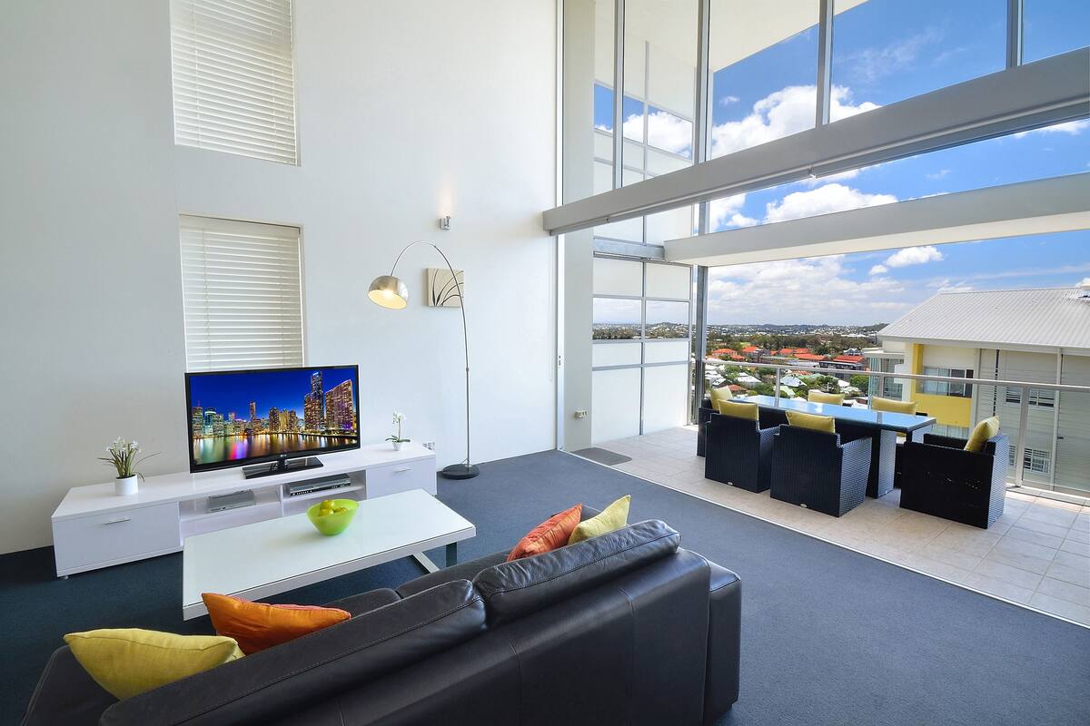 Three Bedroom Penthouse Loft | Living area | 42-inch flat-screen TV with digital channels, TV, Netflix