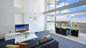 Three Bedroom Penthouse Loft | Living area | 42-inch flat-screen TV with digital channels, TV, Netflix
