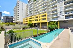 2 outdoor pools, open 6:00 AM to 8:00 PM, sun loungers - Oxygen Apartments (Brisbane)