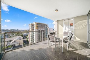 Outdoor dining - Oxygen Apartments (Brisbane)