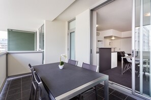 One Bedroom Apartment | Balcony - Oxygen Apartments (Brisbane)