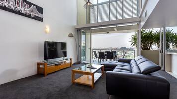 Three Bedroom Penthouse Loft | Living area | 42-inch flat-screen TV with digital channels, TV, Netflix