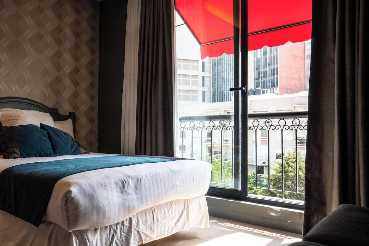 Kamar Premier | Seprai premium, brankas, meja kerja, dan ruang kerja ramah laptop