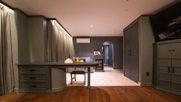 Superior Room | Living area | 42-inch flat-screen TV with cable channels, TV