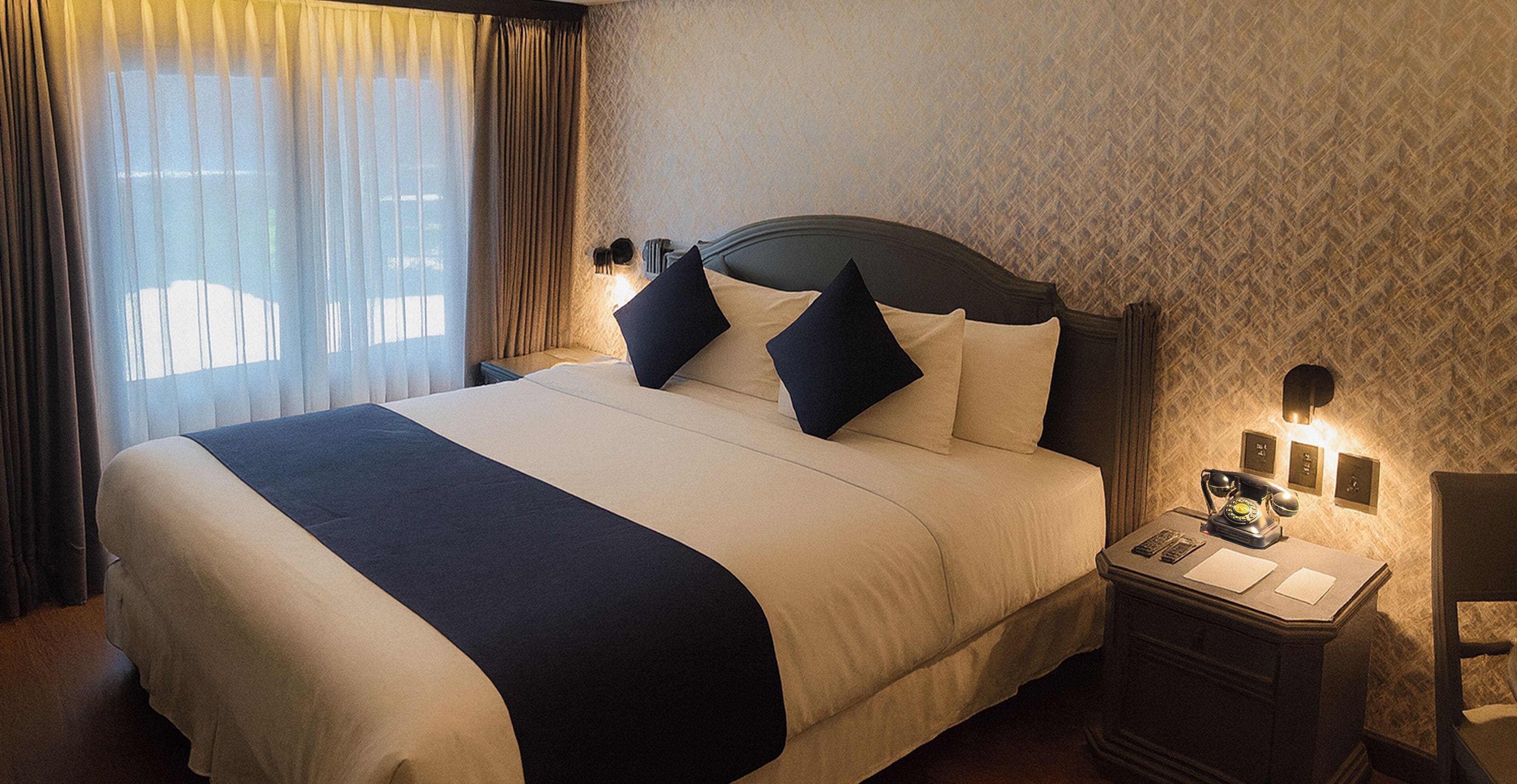 Ropa de cama de alta calidad y caja de seguridad en la habitación 