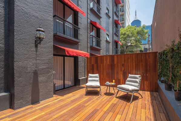 Habitación Premier | Ropa de cama de alta calidad y caja de seguridad en la habitación