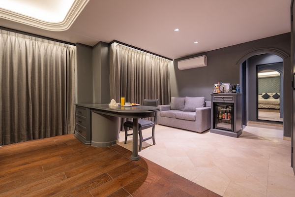 Superior Room | Living area | 42-inch flat-screen TV with cable channels, TV