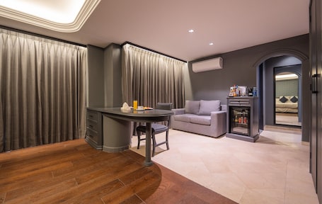 高级房 | 起居区 | 42-英寸纯平电视 (配备有线频道)、电视