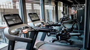 A gym with treadmills, a stationary bike, and a weight machine. - Hive Nápoles By G Hotels (Mexico City)