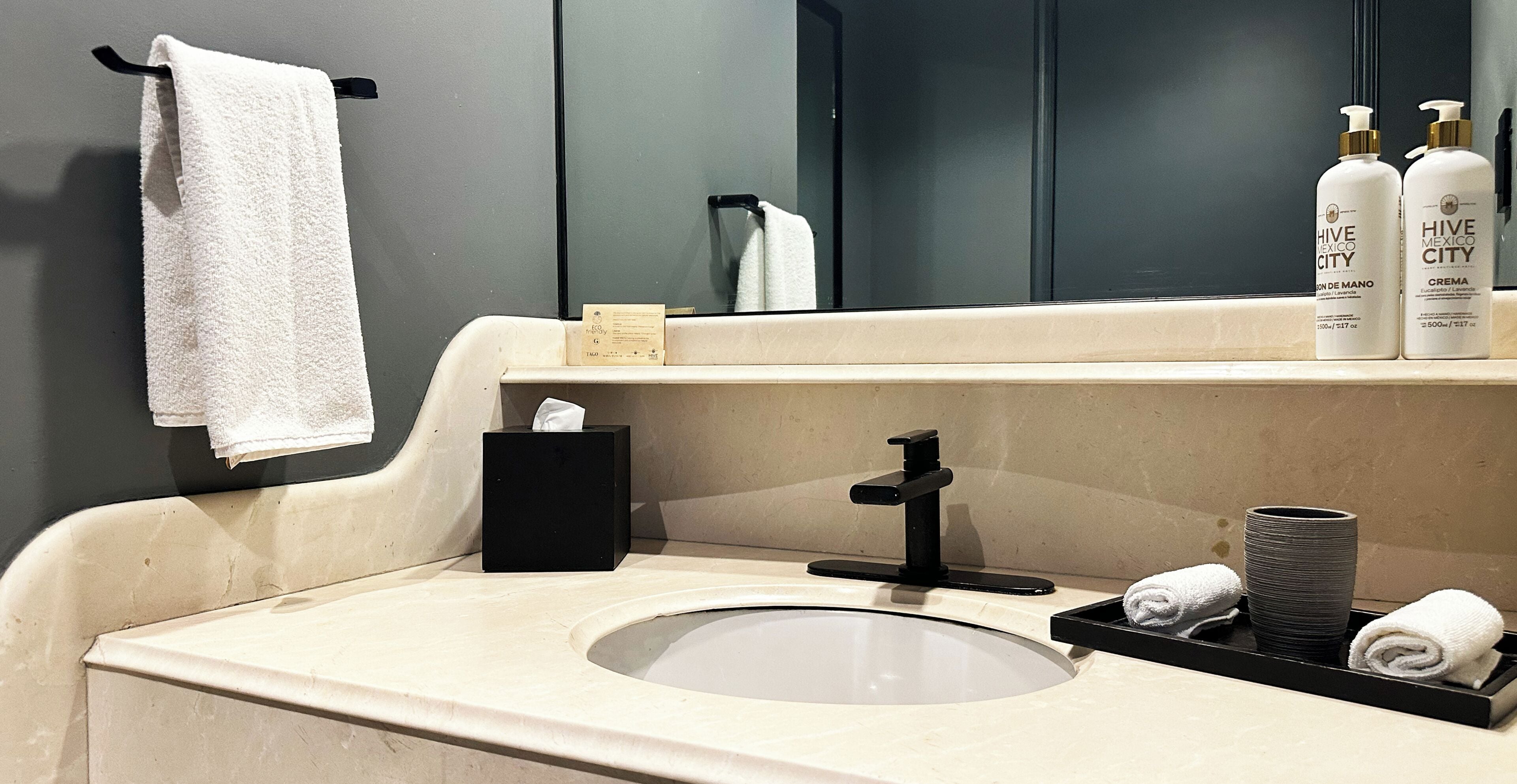 Ducha, artículos de tocador gratuitos, secador de pelo, toallas