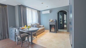 Superior Room | Living area | 42-inch flat-screen TV with cable channels, TV - Hive Nápoles By G Hotels (Mexico City)