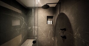 Chambre Standard | Salle de bain | Douche, articles de toilette (gratuits), séchoir à cheveux