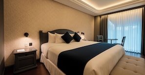 Ropa de cama de alta calidad y caja de seguridad en la habitación 