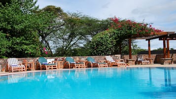 Piscine extérieure, chaises longues