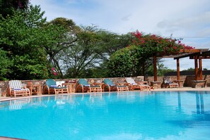 Outdoor pool, pool loungers - Muthu Keekorok Lodge, Maasai Mara, Narok (Maasai Mara)