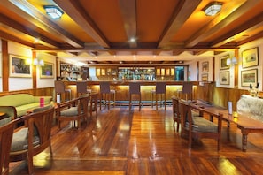 2 bars/lounges, poolside bar