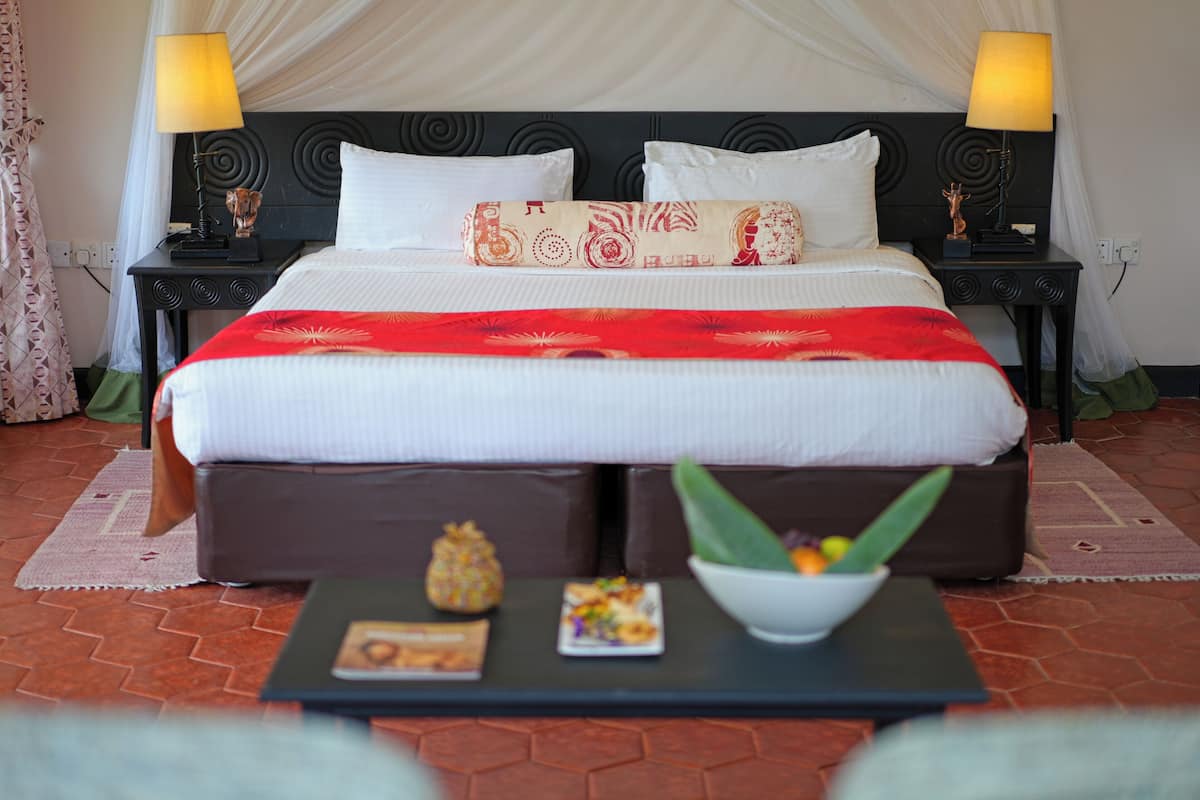 Executive Suite | Down duvets, pillow-top beds, minibar, in-room safe