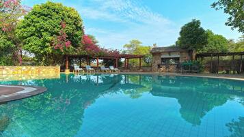 Piscine extérieure, chaises longues