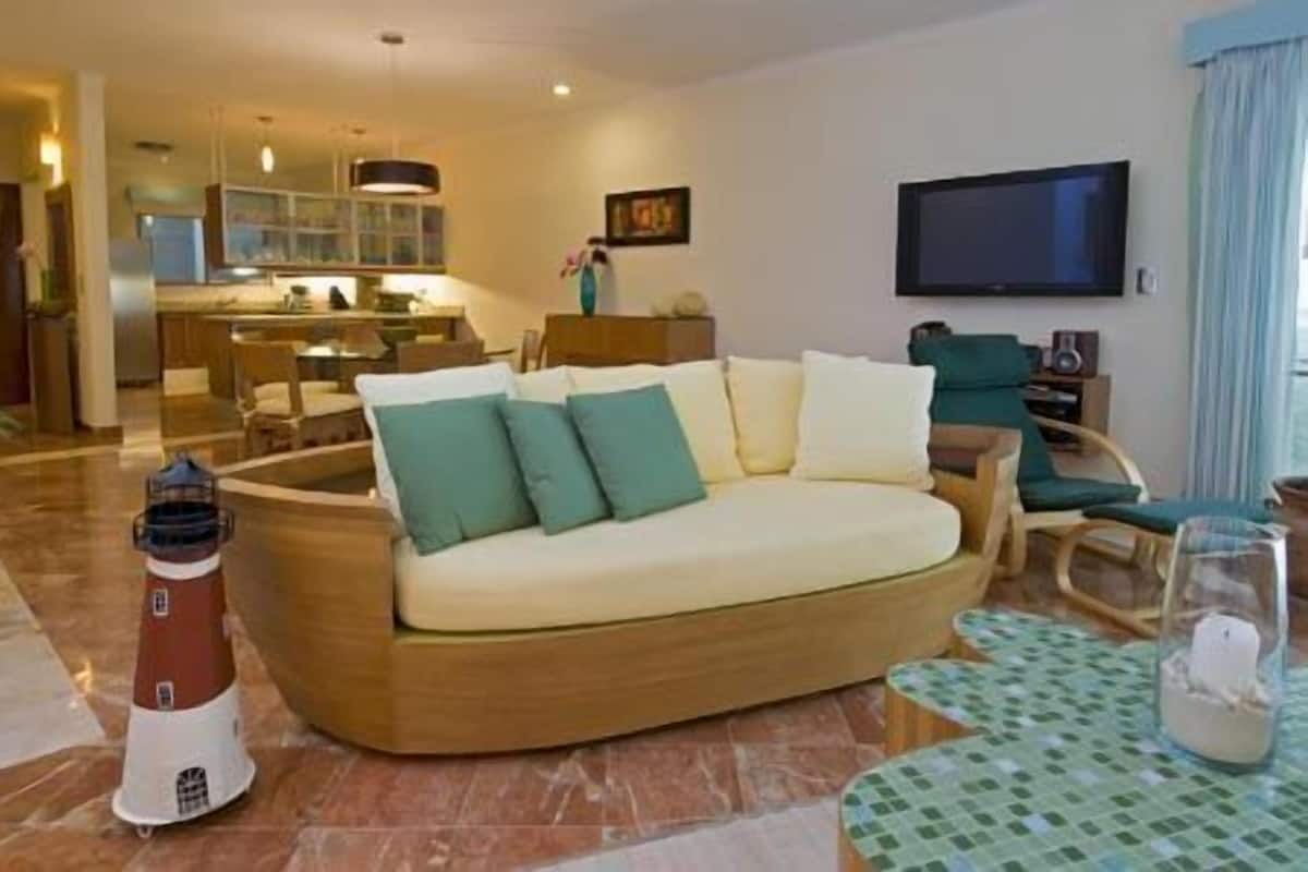 Suite Premium, 2 habitaciones | Sala de estar | Una televisión LCD, un reproductor de DVD
