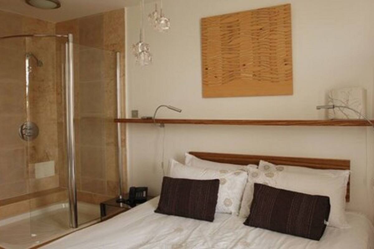 17 bedrooms, Egyptian cotton sheets, in-room safe