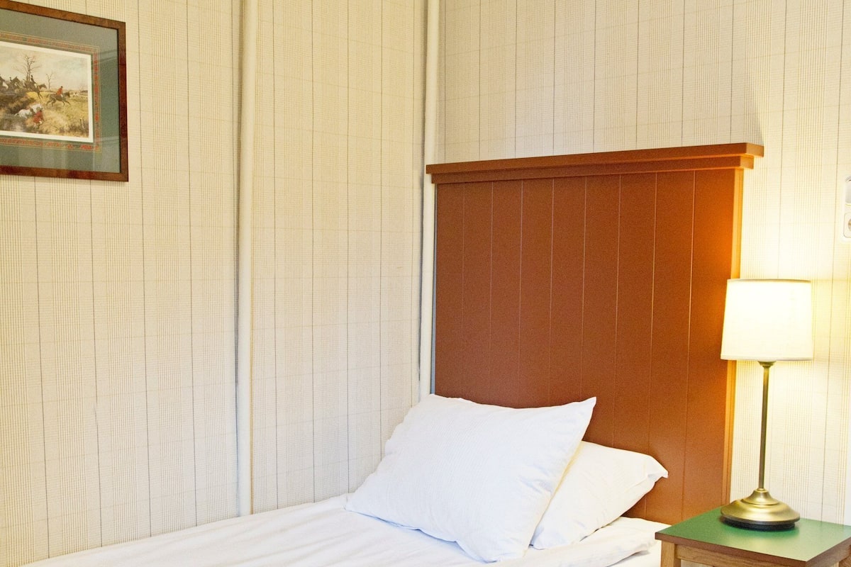 Enkeltrom – standard | Safe på rommet, skrivebord og skrivebord for bærbar PC