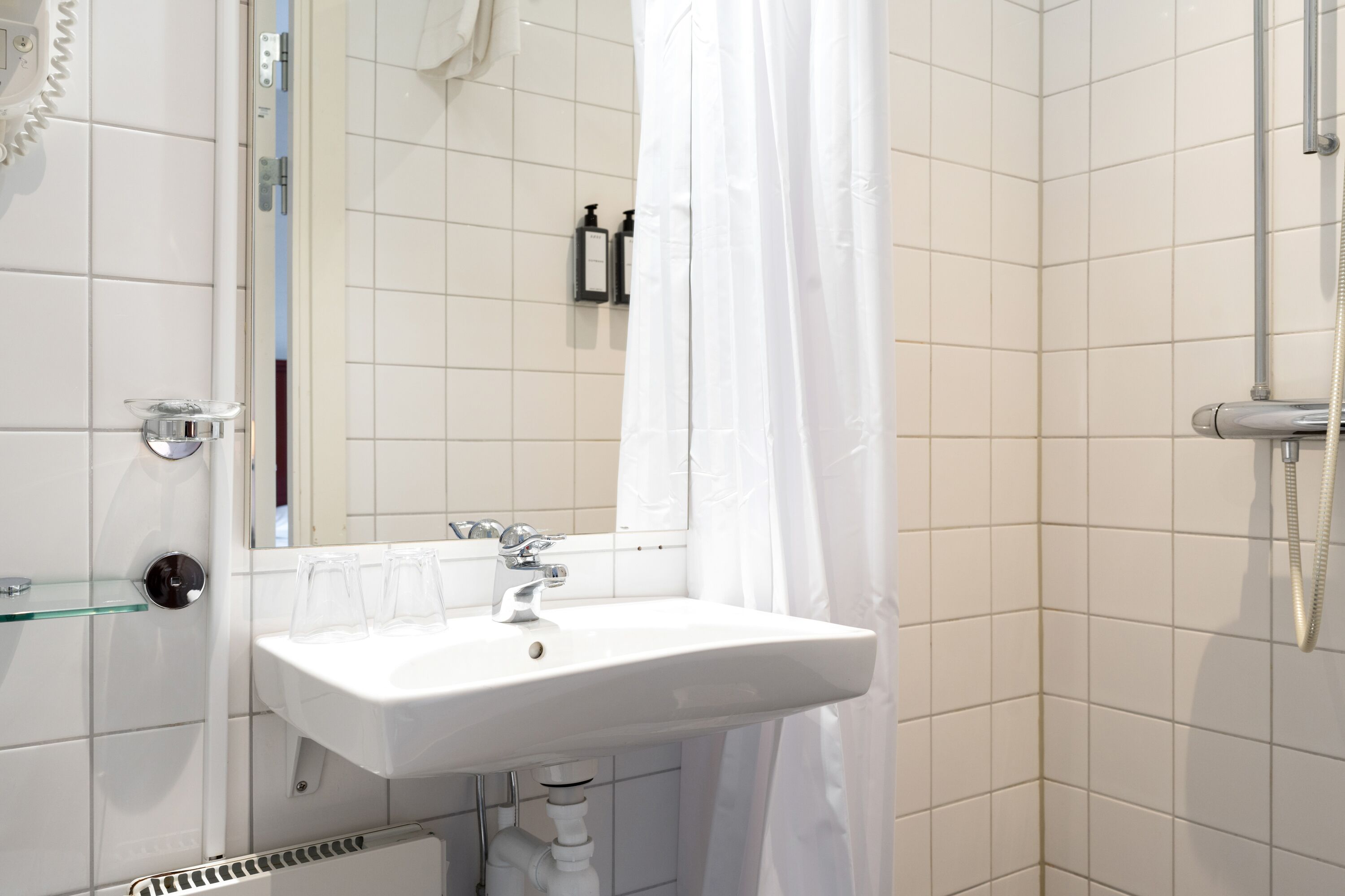 Dusj, hårføner og håndklær