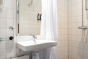 Dusj, hårføner og håndklær