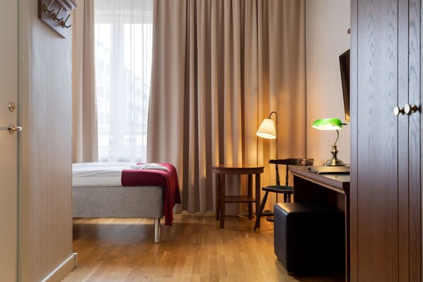 Chambre simple Standard | Coffre-fort, bureau, espace de travail pour ordinateurs portables