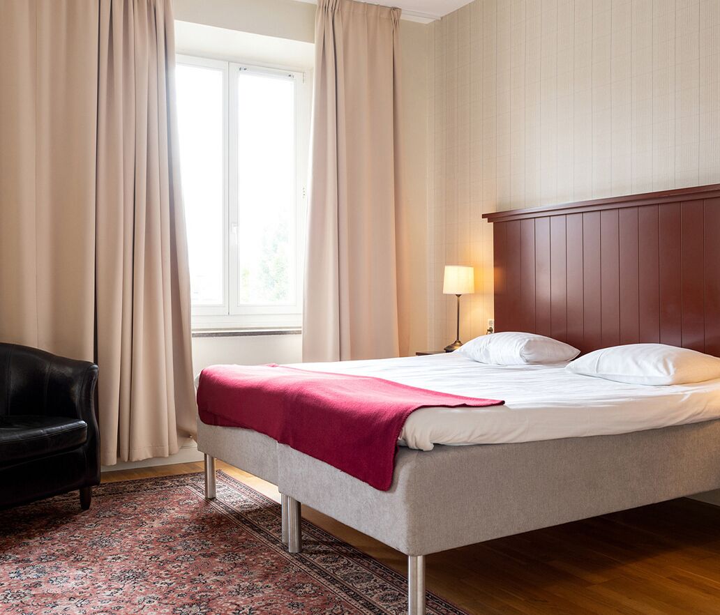 Dobbelt- eller tomannsrom – standard | Safe på rommet, skrivebord og skrivebord for bærbar PC