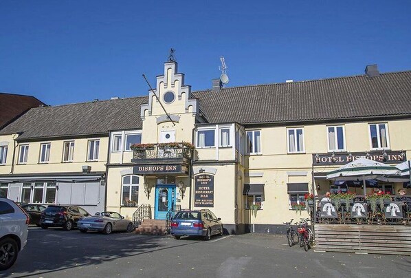 Un bâtiment sur lequel on peut lire l’inscription suivante : « BISHOP’S INN – HÔTEL, RESTAURANT, BAR ».