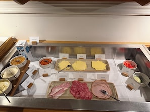Buffet déjeuner gratuit tous les jours