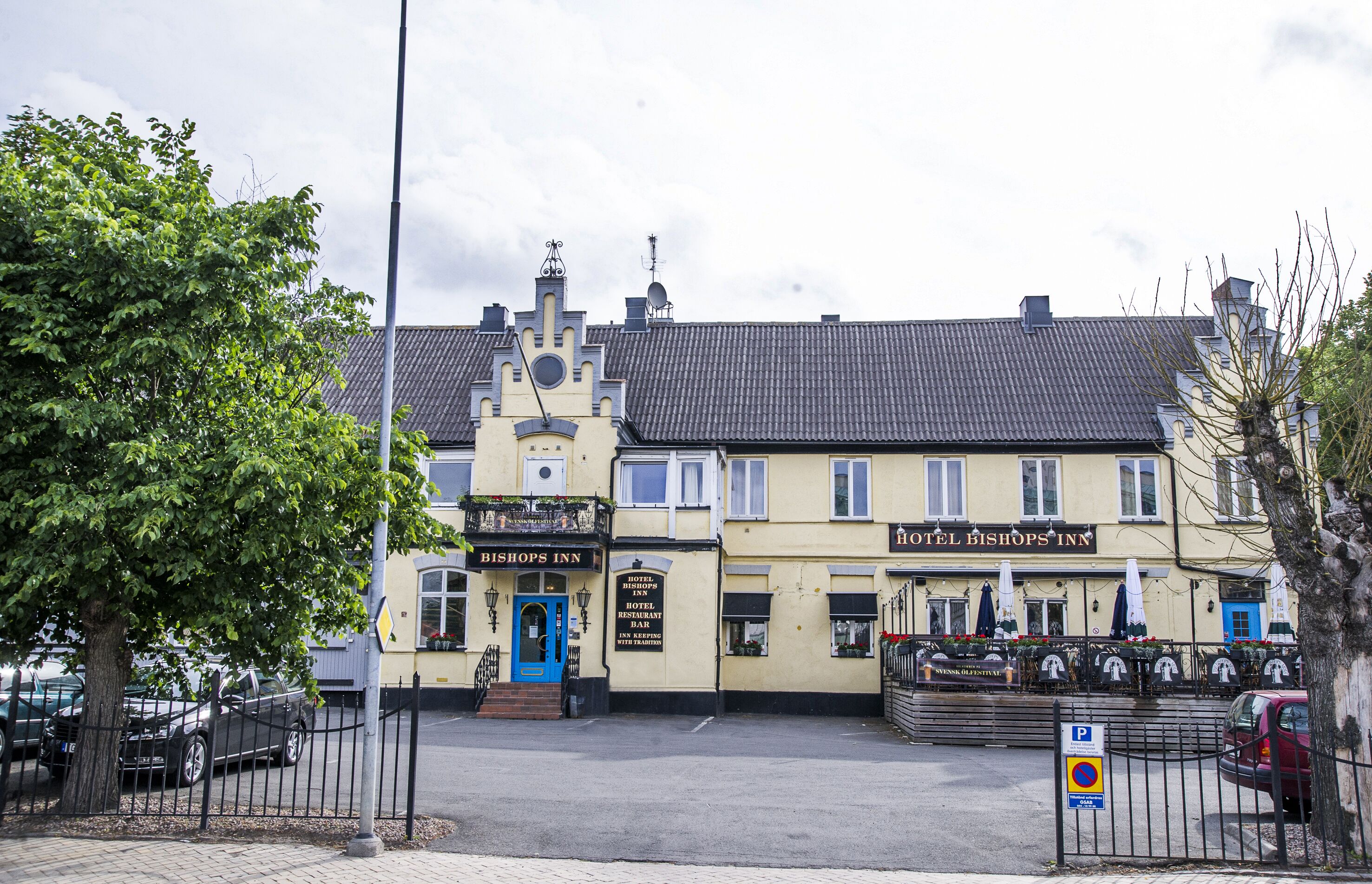 A building with a sign for 'Hotel Bishop's Inn' and a 'Hotel Bishop's Inn Bar'.