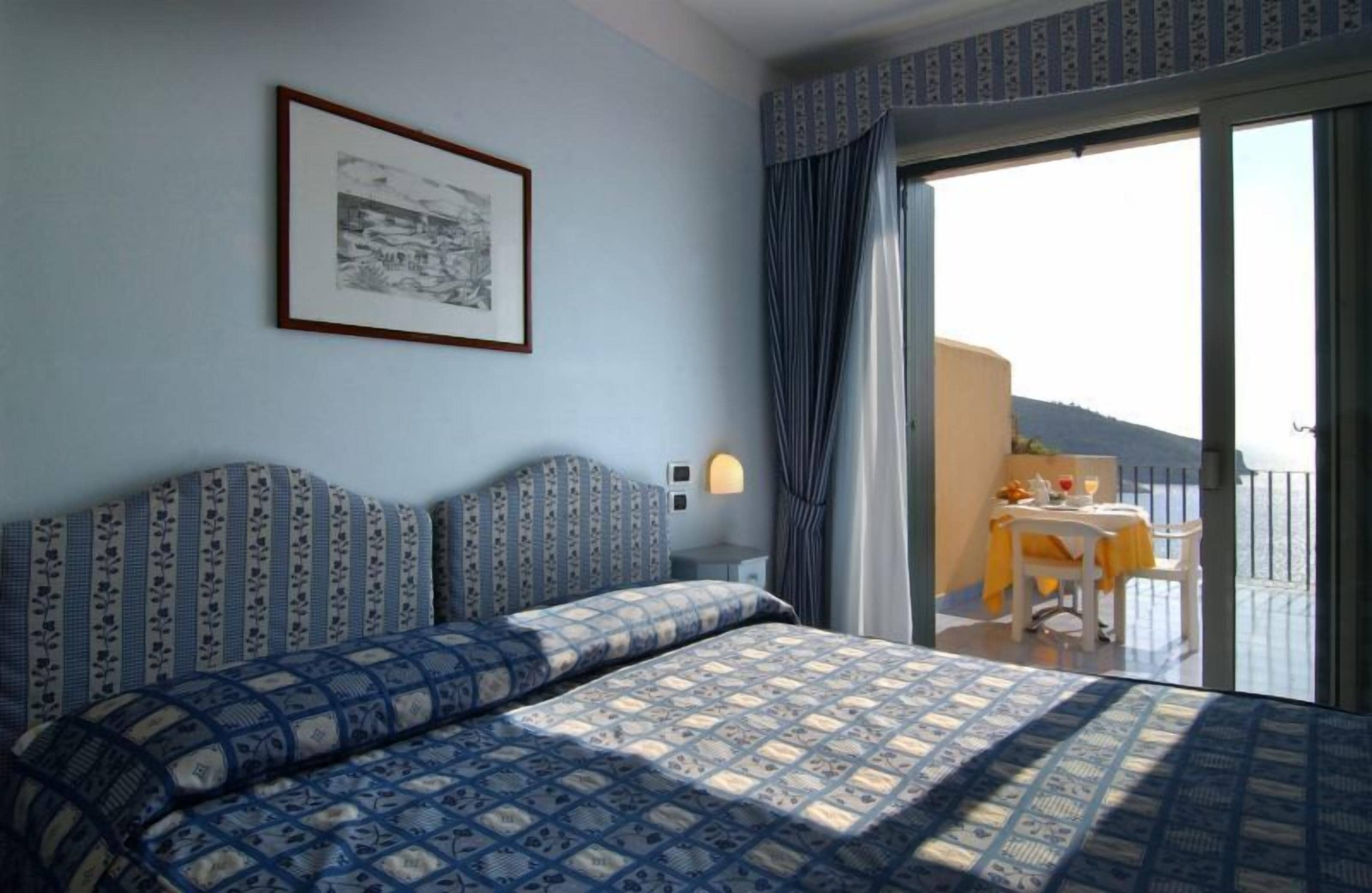 double room, sea view | 1 bedroom, minibar, in-room safe, individually decorated