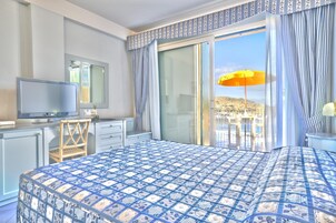 Minibar, caja de seguridad en la habitación y decoración personalizada 