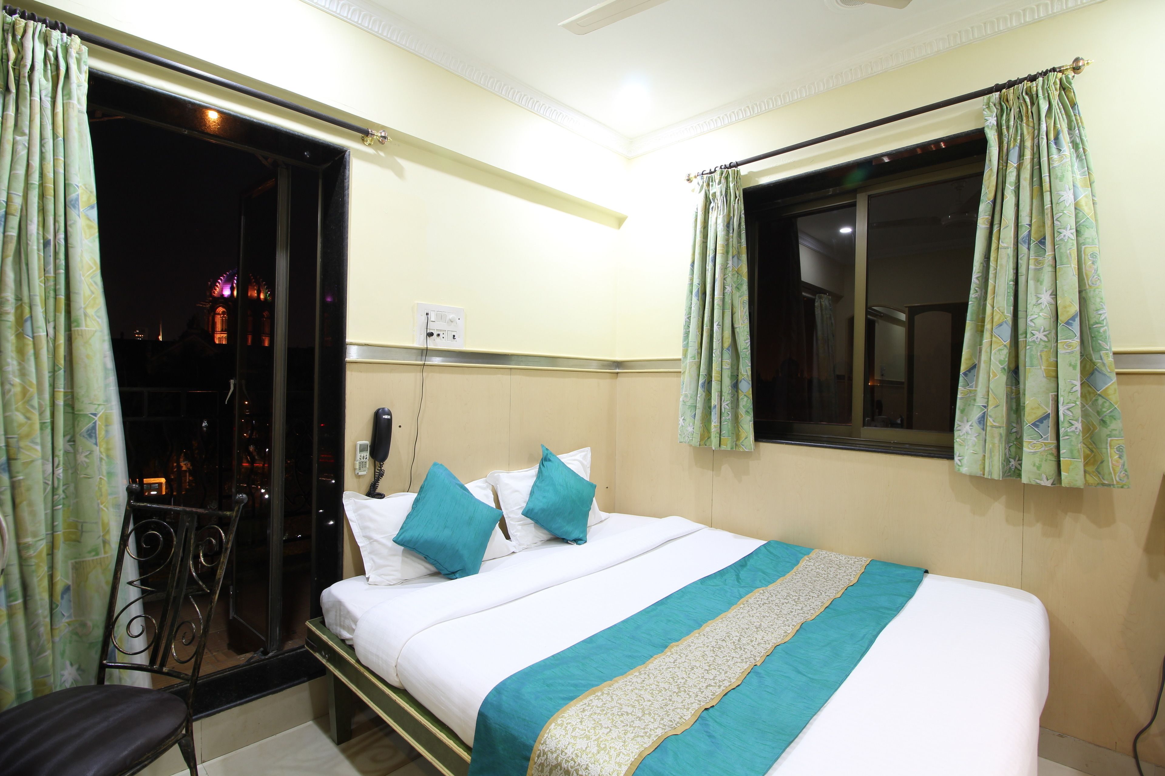 In-room safe, desk, blackout curtains, free WiFi
